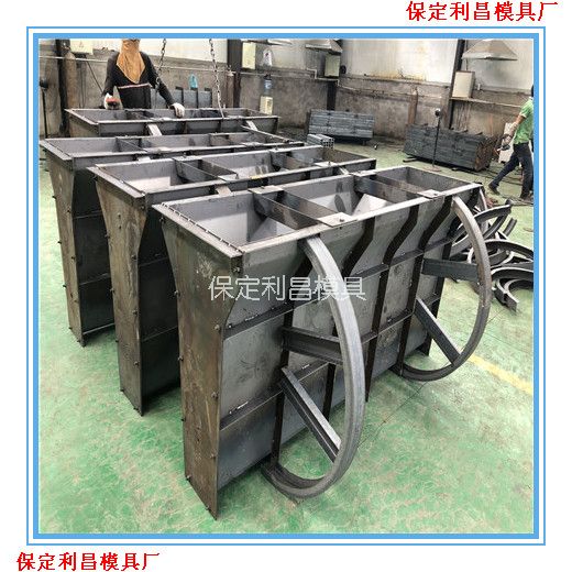 中央（yāng）隔離（lí）墩模具介紹