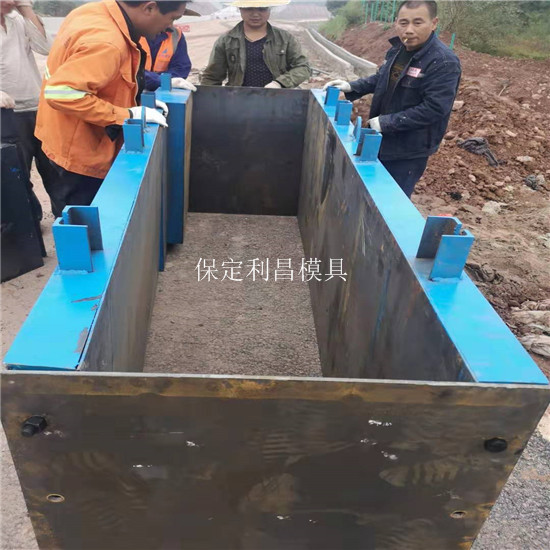 警示墩模具的簡介