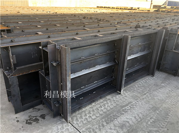 混凝土（tǔ）遮板模具