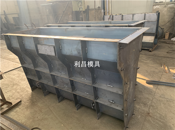 公路隔離（lí）墩模具