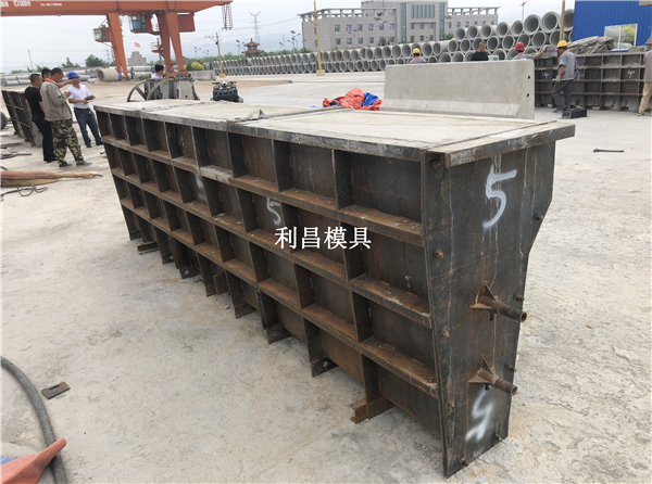 中（zhōng）央分隔帶護欄（lán）鋼模（mó）具