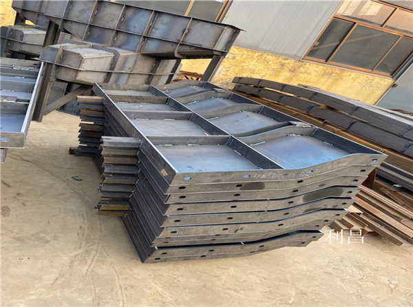 橋梁防撞牆（qiáng）模（mó）板