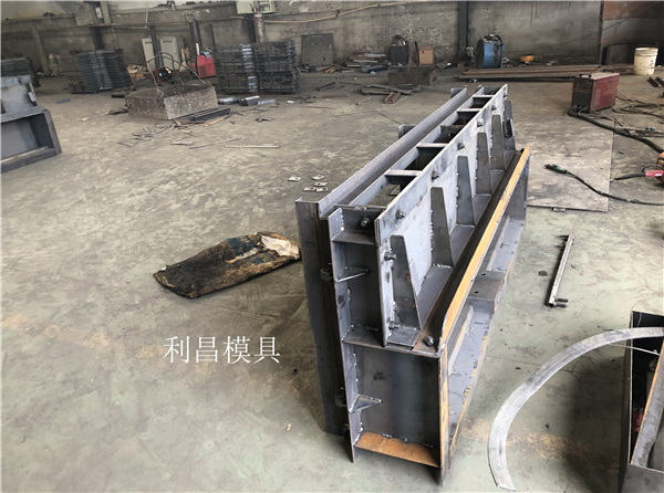 高鐵（tiě）遮板鋼模板