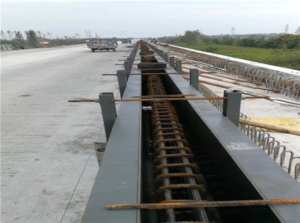 高速（sù）防撞護欄模板_工程案例